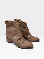 Load image into Gallery viewer, Mizmooz Biege Boots, 6.5
